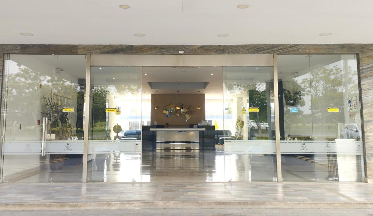 Hotel Royal Elim International 칼리 외부 사진 Entrance to the museum