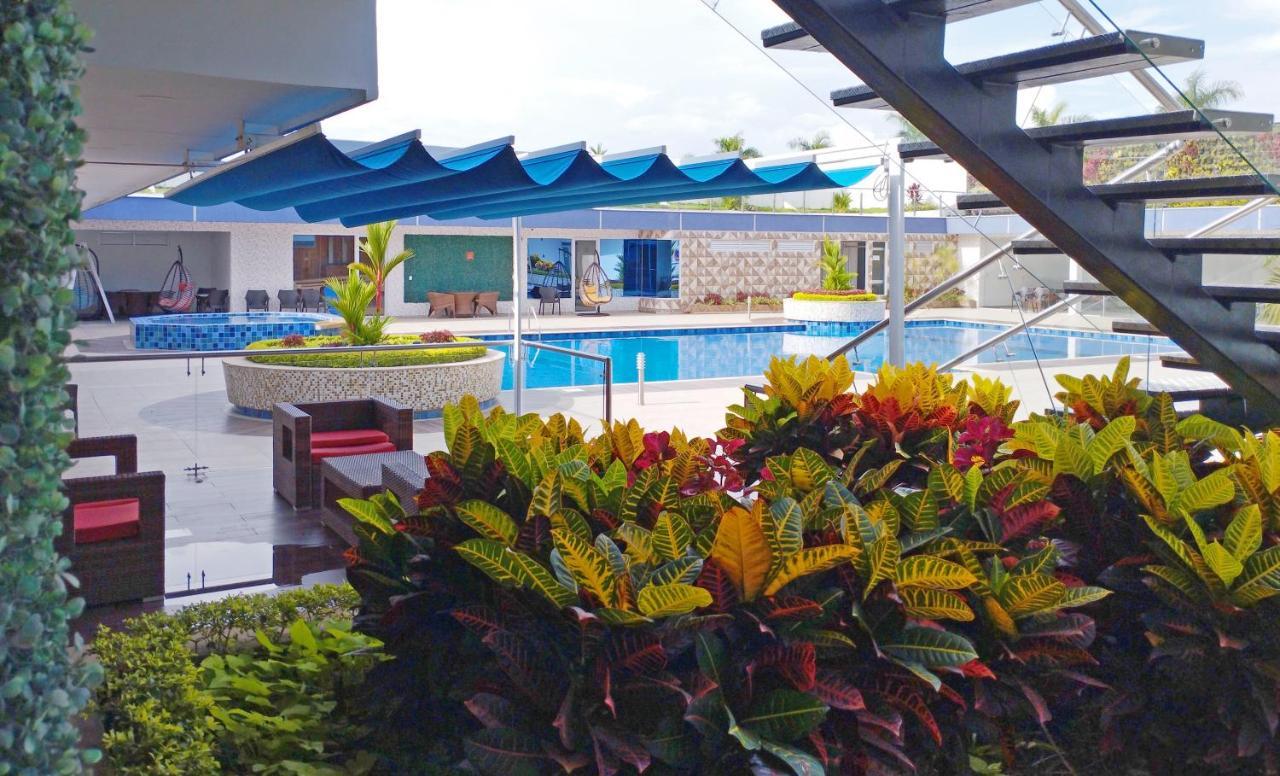 Hotel Royal Elim International 칼리 외부 사진 The pool at the hotel