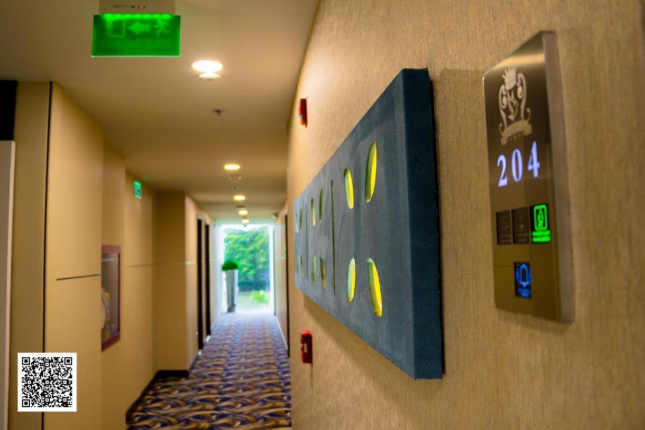 Hotel Royal Elim International 칼리 외부 사진 A QRpedia code in a hotel