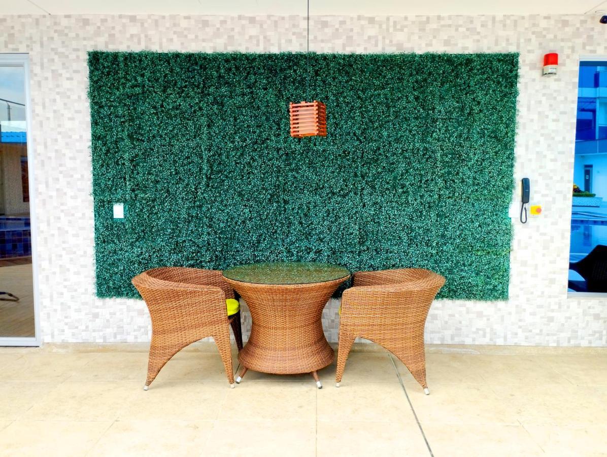 Hotel Royal Elim International 칼리 외부 사진 Artificial green wall