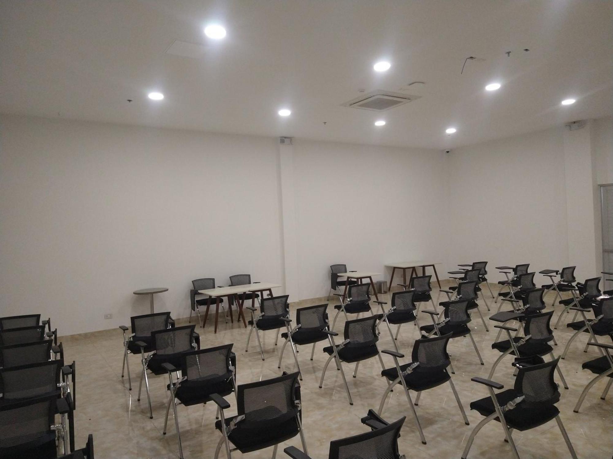 Hotel Royal Elim International 칼리 외부 사진 The library