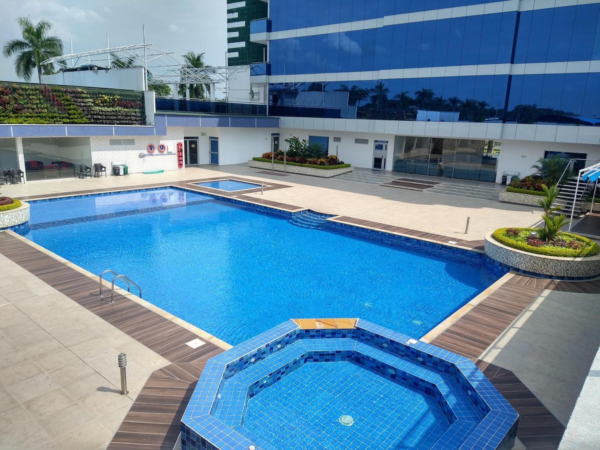 Hotel Royal Elim International 칼리 외부 사진 Swimming pool at the hotel