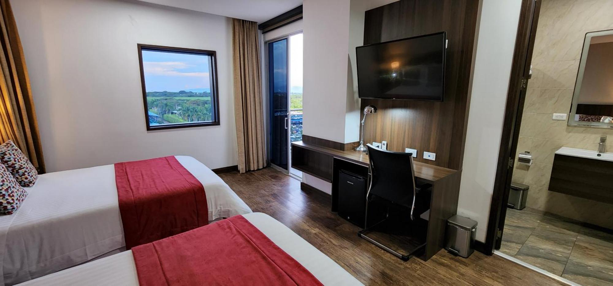Hotel Royal Elim International 칼리 외부 사진 A room at the hotel