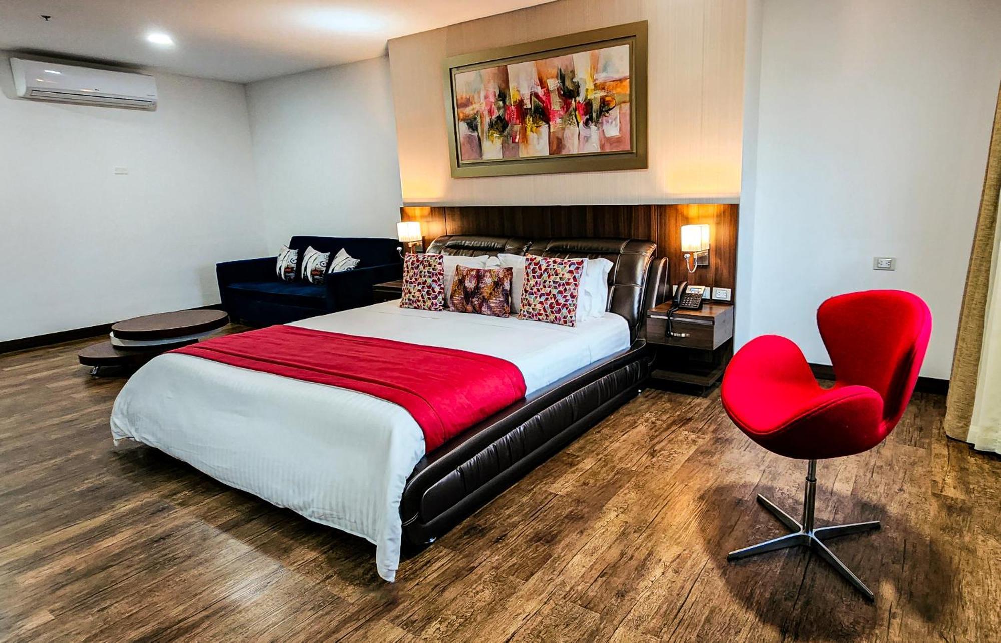 Hotel Royal Elim International 칼리 외부 사진 A bedroom at the hotel