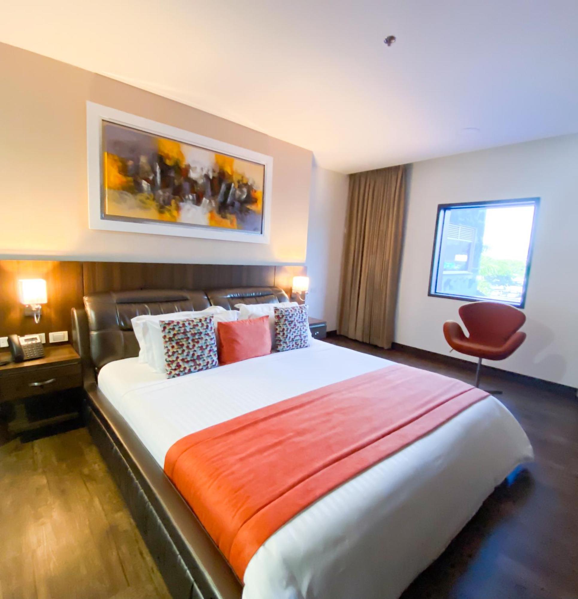 Hotel Royal Elim International 칼리 외부 사진 A bedroom at the hotel