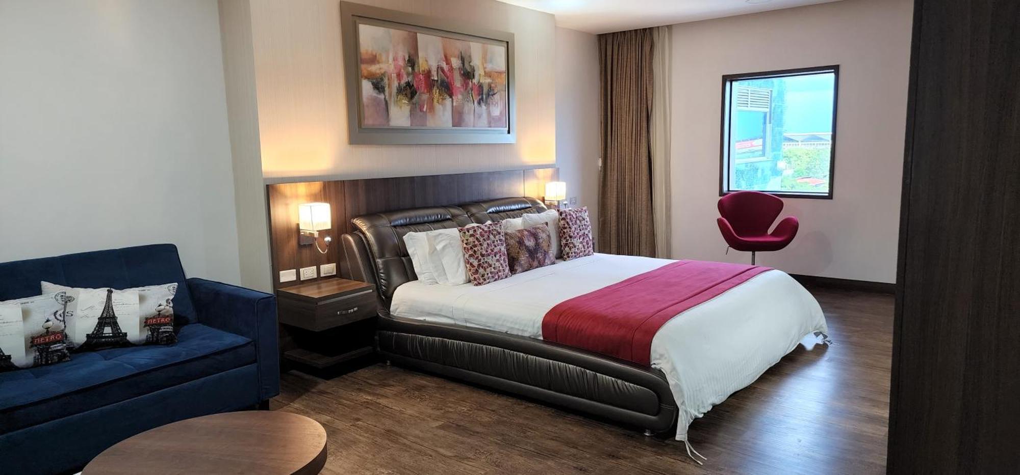 Hotel Royal Elim International 칼리 외부 사진 A bedroom at the hotel